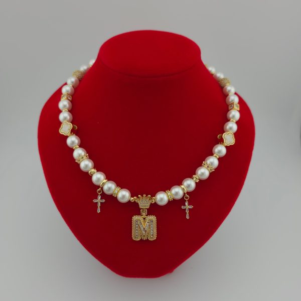 Collar con inicial detalles blancos
